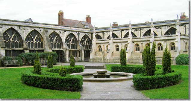 グロスター大聖堂コートヤードと回廊